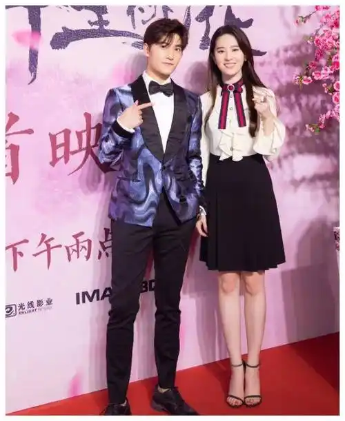 刘亦菲杨洋同台旧照流出,杨洋因穿黑裤腿超细,刘亦菲比不过