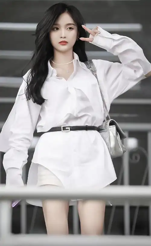 吴宣仪又穿吊带连衣裙走机场,换了粉色发型,以为是日本女明星