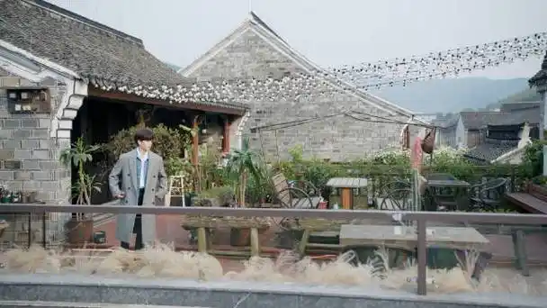 暮色心约#祁连山@任嘉伦allen@祁连山今天交稿了吗独自参观房子,我忖