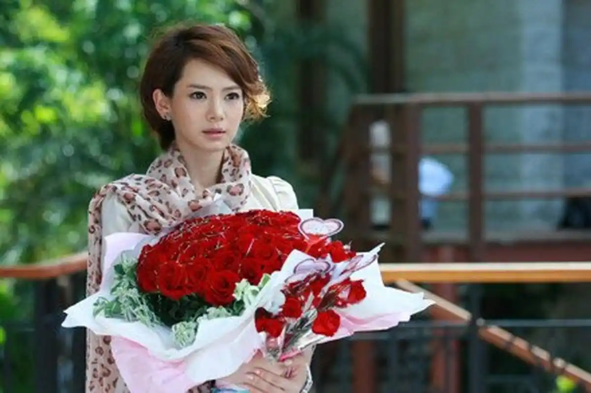 当年戚薇在《爱情睡醒了》中饰演的沐之晴惊艳了我好久.