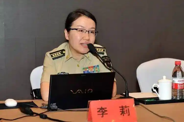 据公开资料显示,李莉为军事学博士,国防大学教授,大校军衔,是众多电台