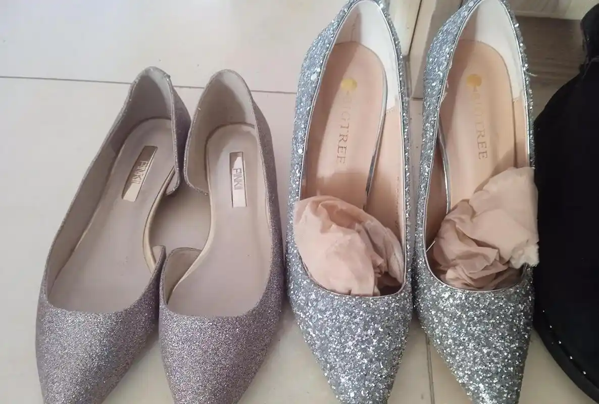 老婆突然把高跟单鞋拿了出来,还放了双穿过的丝袜,她是不是知道了些