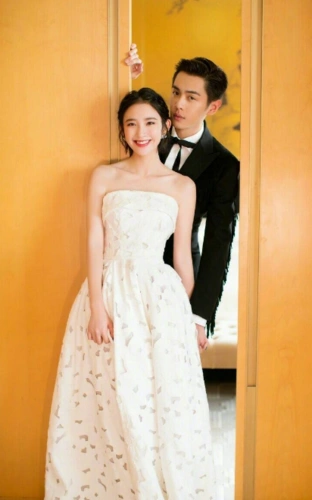 唐艺昕婚纱照曝光白色薄纱礼服妩媚迷人