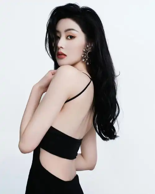 张天爱礼服证件照##张天爱背部线条