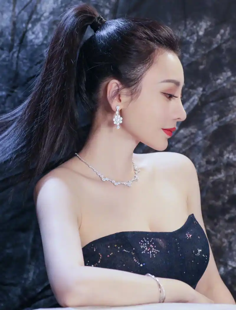 这套深v裙很抢眼,尤其是她低头的一瞬间,真心觉得柳岩太性感迷人了