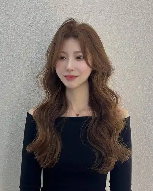 四,线条染长卷发线条染长卷发是一款充满个性与创意的女性发型.