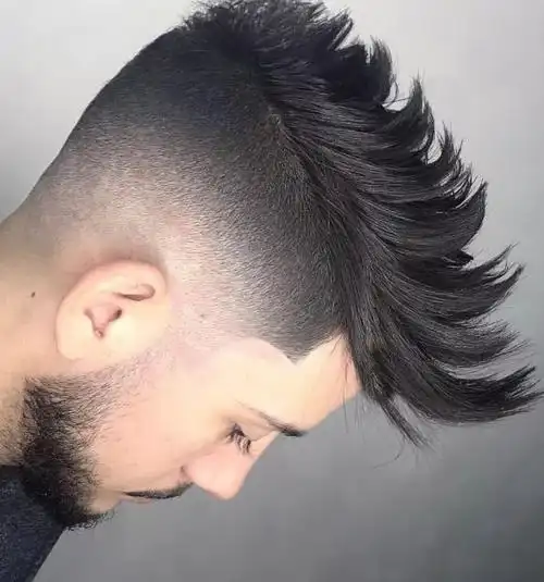 换上一款背头发型,头发看起来时尚大气又个性,属于经典复古的男士短发