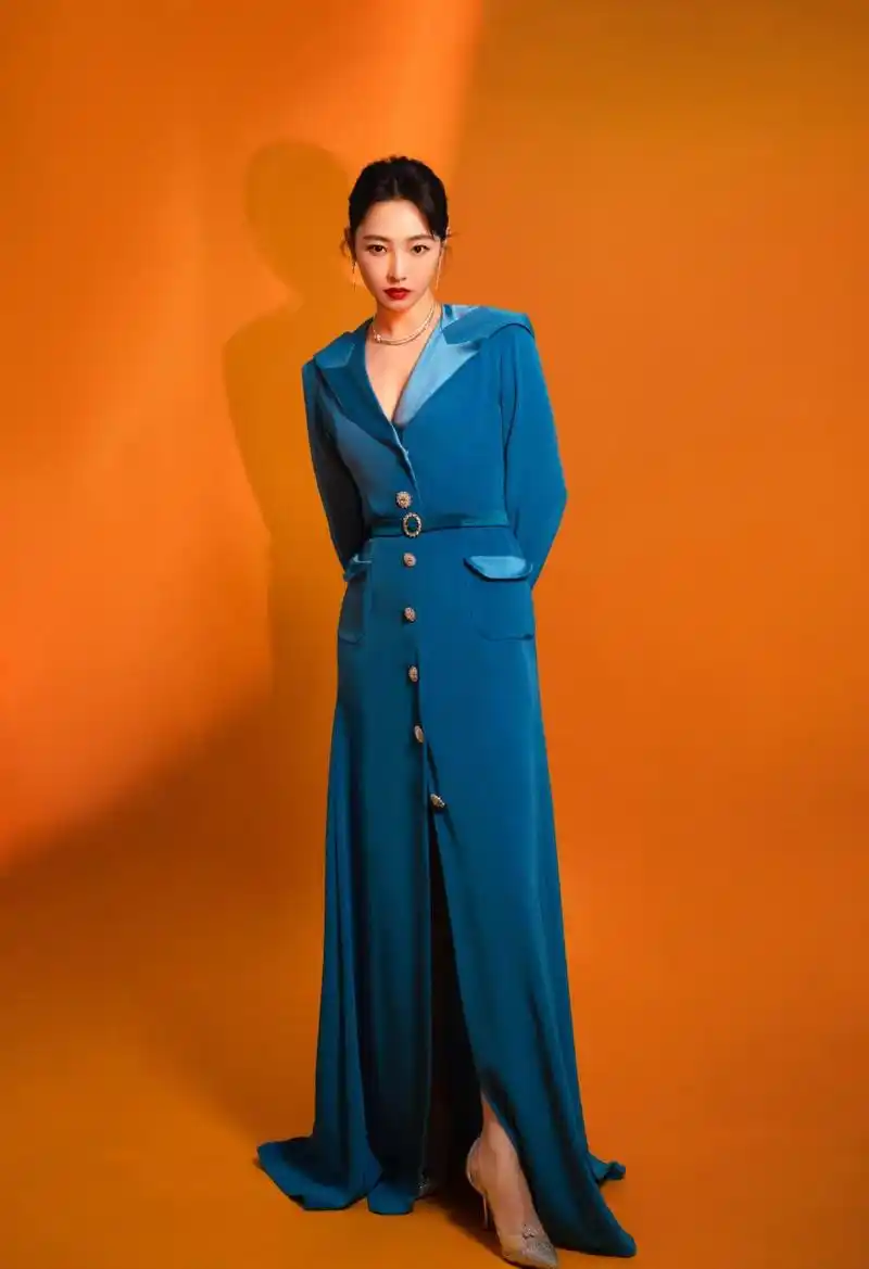 白百何,蓝色裙子卷起,摇曳生姿