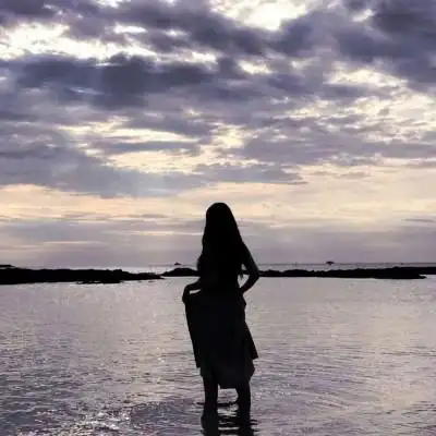 海边风景美丽但是看风景的人更美的女生经典海边头像