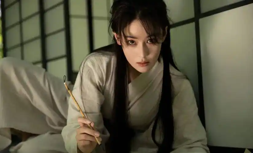 张馨予古装造型,古装元素融合的好完美,有侠女风范_茶杯_眼睛_右手