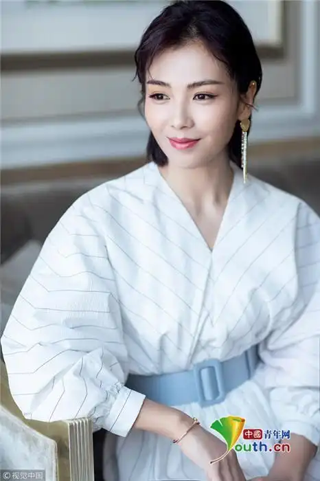 时尚俏佳人!刘涛一袭白裙 清新造型焕发初春气息