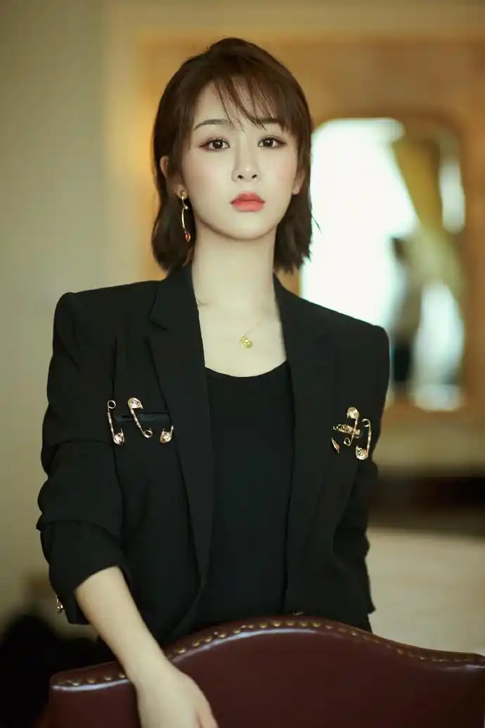 杨紫出席2018腾讯星光盛典,霸气和宠粉两不误