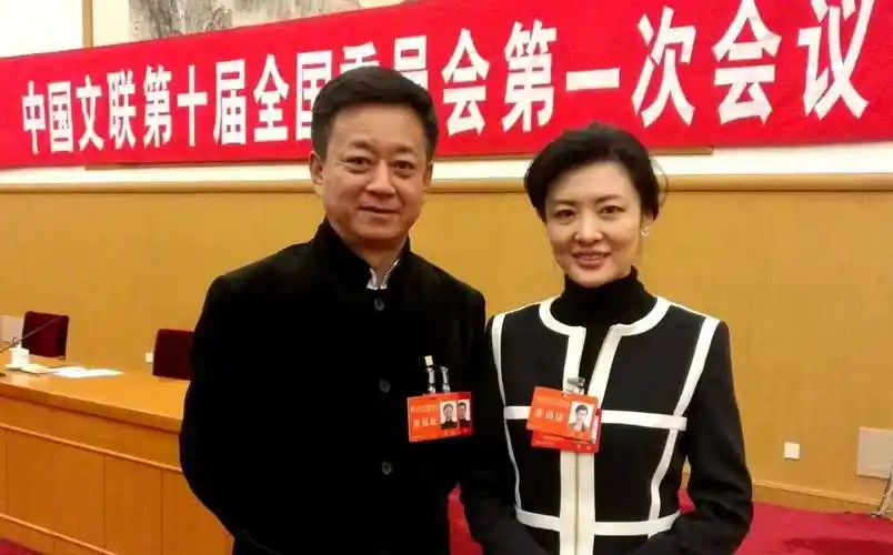 朱军的主持之路是励志的,从一开始的端茶倒水,到后来凭借自己的实力