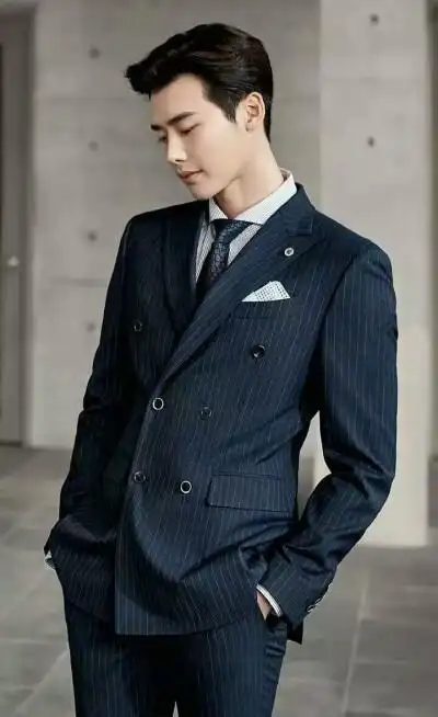 李钟硕粉红色西装