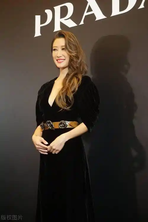 谢婷婷真有名媛范,穿黑色丝绒长裙优雅高贵,波浪卷发妩媚风情_时尚