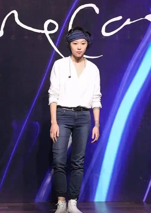 窦靖童的风格和王菲一点不沾边,白色长袖衫配牛仔裤,显男儿气魄_时尚