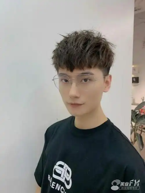 刘海也不例外使头发蓬松区于直和卷之间这种烫发以卷的弧度像是烟花一