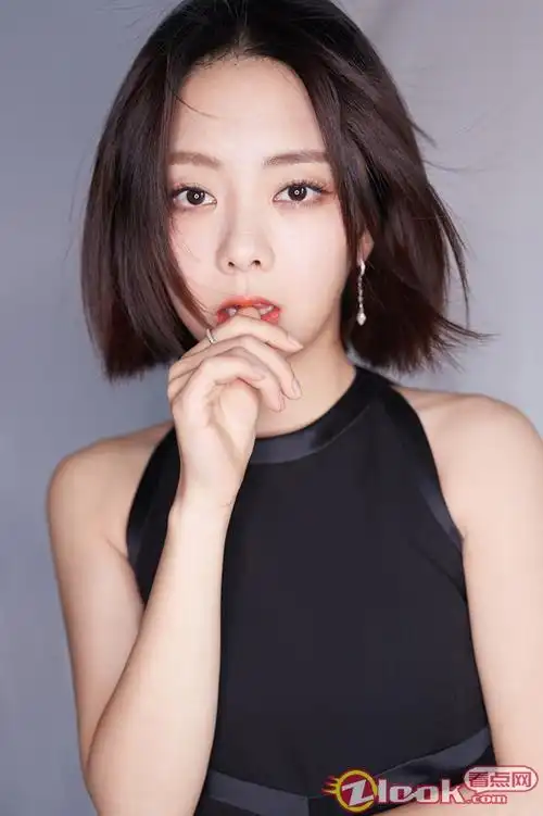 谭松韵短发利落出镜 灵动之余透着小性感