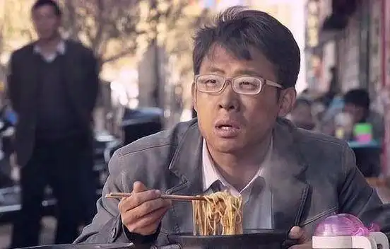 在其中,有一段黄渤吃烤地瓜的戏份,竟然吃出了画面感,让人感觉地瓜好