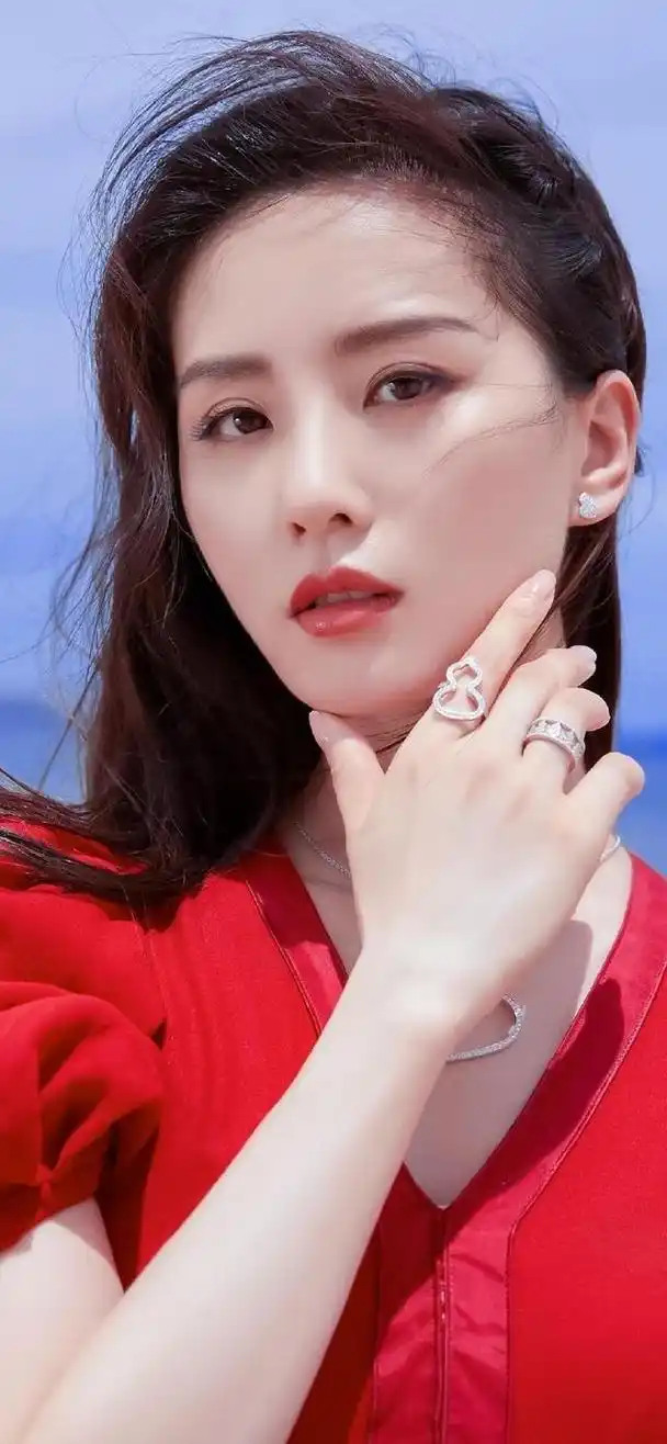 37岁的刘诗诗,是中国演艺圈中备受瞩目的女演员之一.