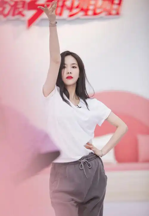 王霏霏乘风破浪的姐姐剧照图片