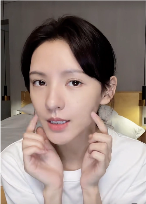 在感叹张予曦的美貌时,我也惊讶于她的肤色竟然这么白,或许大家都觉得