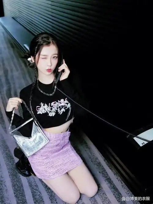 "风水岭"的牛仔短裤,搭配黑色短袖,虞书欣再现黑夜女神!