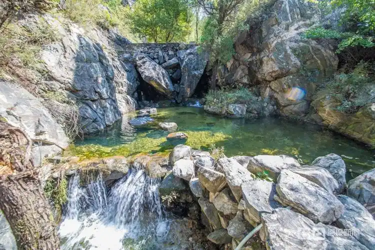 这就是山东国庆探泉丨水帘泉滴水成帘长年不涸是远近闻名的圣水