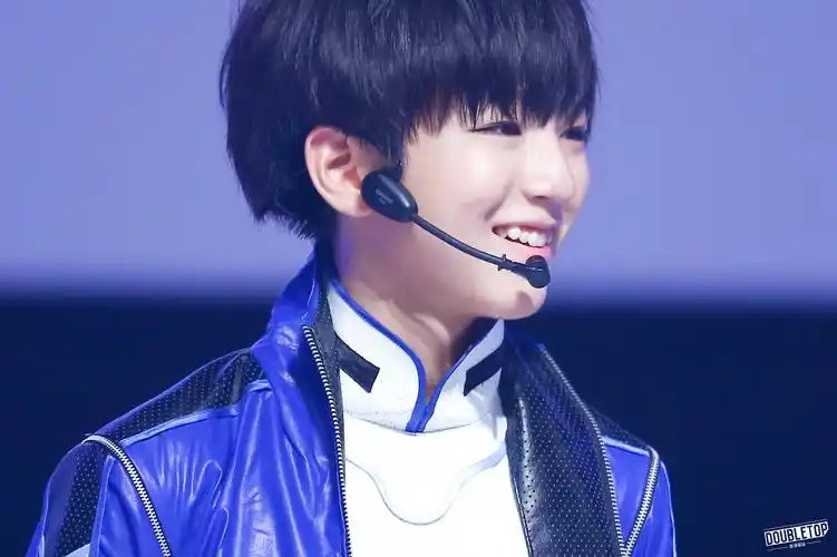 王俊凯# 最喜欢你笑起来虎牙着凉的模样