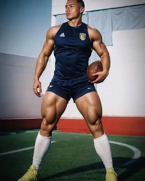 运动员身材的天花板,狗背熊腰的腱子肉身材,国内没几个健身教练能够