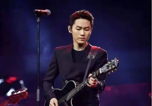 好声音的第一季冠军,出道以后成为创作歌手,一首歌曲红遍全国_梁博