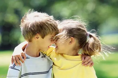 亲密的两兄妹图片