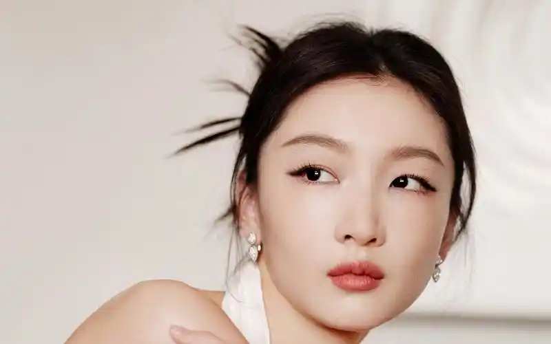 周冬雨美出新高度,最新造型路透曝光,白色山茶花清纯又不失性感