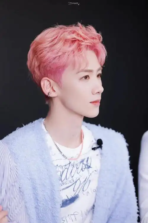 白敬亭的颜值分析:他的眉弓是眉眼深邃的关键