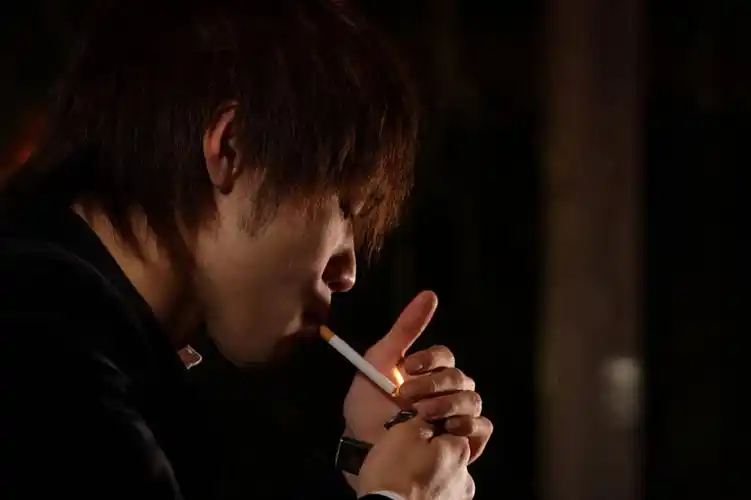 一个人,酒吧,坐,吸烟,横图,室内,白天,侧面,西装,香烟,亚洲,仅一个