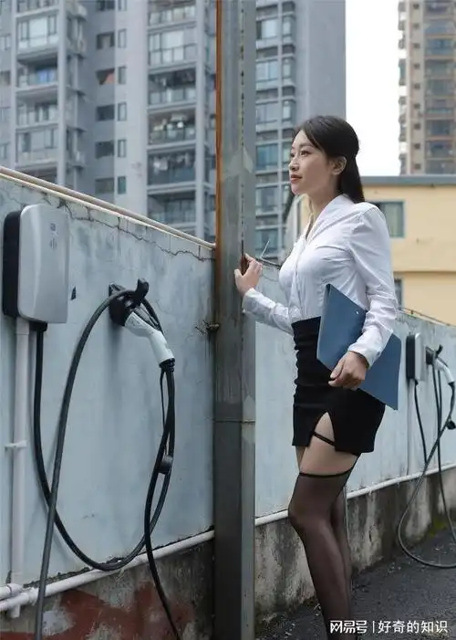 美女上班穿白色衬衫,黑色包臀短裙配吊带丝袜是一种什么样的感觉