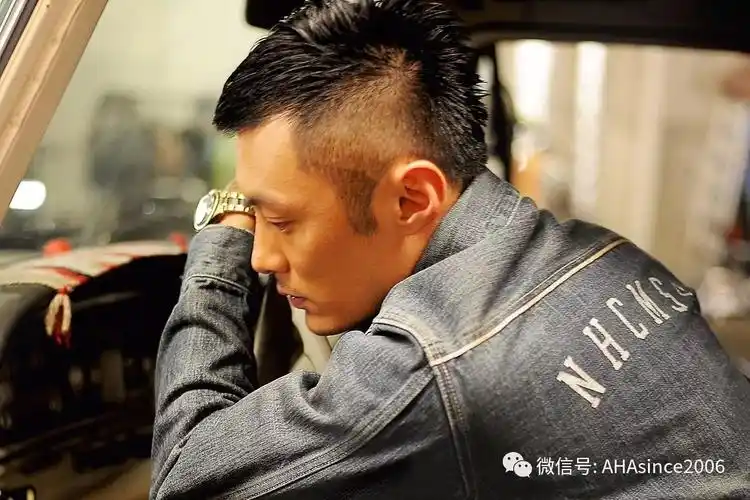 志明或是余文乐,发型也明显多了成熟感,结合了undercut和quiff的油头