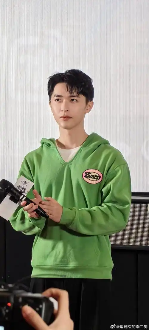 为有暗香来见面会#张逸杰的胸肌好大,快把卫衣撑爆了.