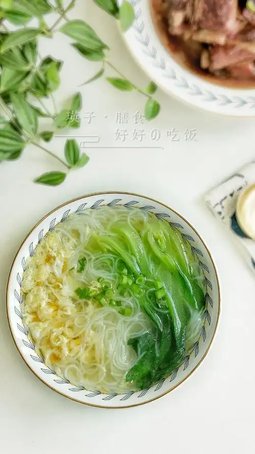 瑛子爱心膳食红烧排骨绿豆焖饭青菜粉丝汤蝶豆花奶茶思来想去排骨里