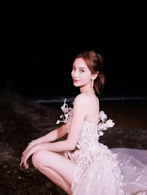 杨颖金鸡奖造型美出圈,穿一条3d繁花抹胸裙,高级又惊艳_连衣裙_时尚