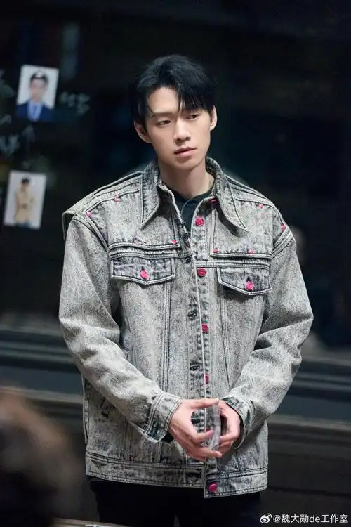 魏大勋 粉扣牛仔外套 今天的魏大勋好清爽呀~妥妥的男大既视感!