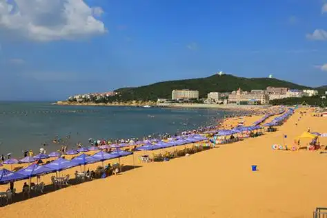 p>威海金海滩浴场,是威海市少有的几个国际海水浴场之一,地理位置