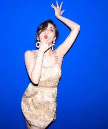 泫雅新专辑风格大胆,穿金色蕾丝吊带裙秀纤细美腿,眼妆亮点十足