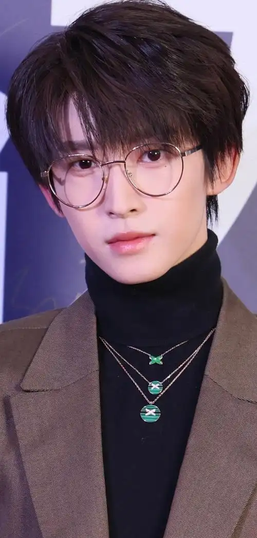 求戴眼镜好看的明星照片