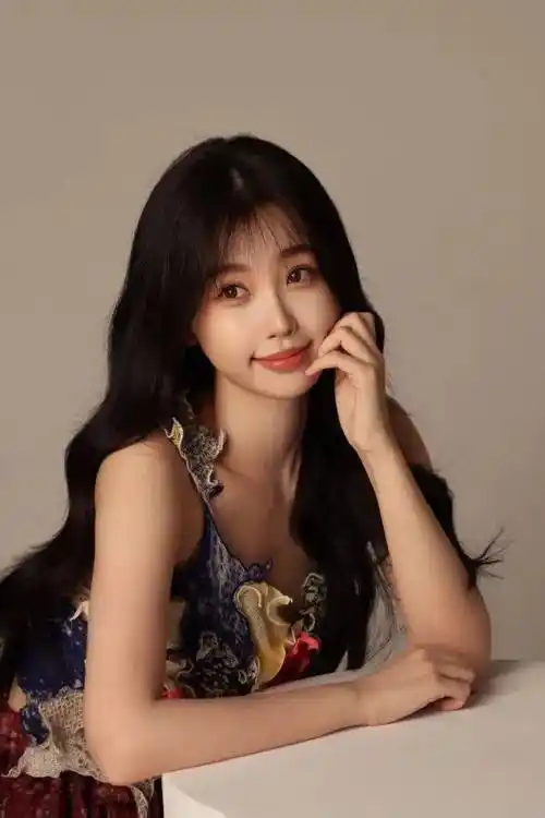 原创虞书欣穿拼接碎花连衣裙阳光明媚日系少女感十足