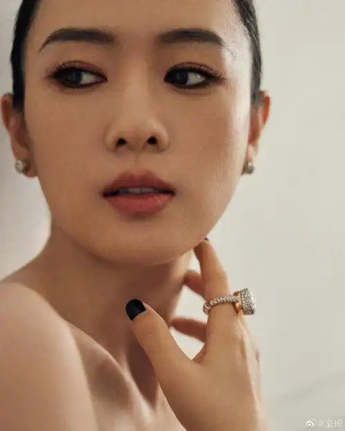 童瑶抹胸上挂了68把钥匙