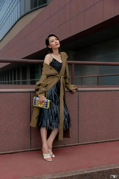 高圆圆魅力依旧风衣内搭亮片裙柔美浪漫偏分短发利落洒脱