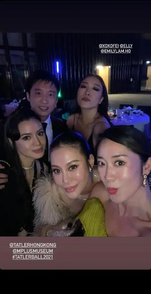 大家看到这样的霍启山也是纷纷留言吐槽道:山哥也挺喜欢埋女人堆拍照