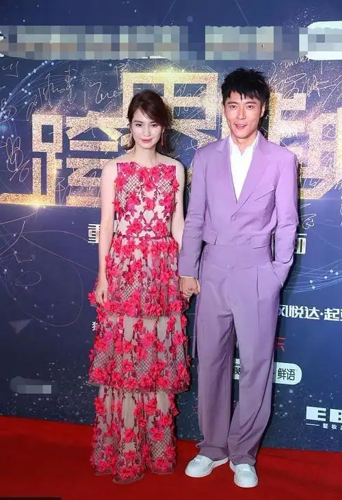 洪欣与小10岁老公旅游吃小吃,女神素颜好苍老,不化妆差别真大