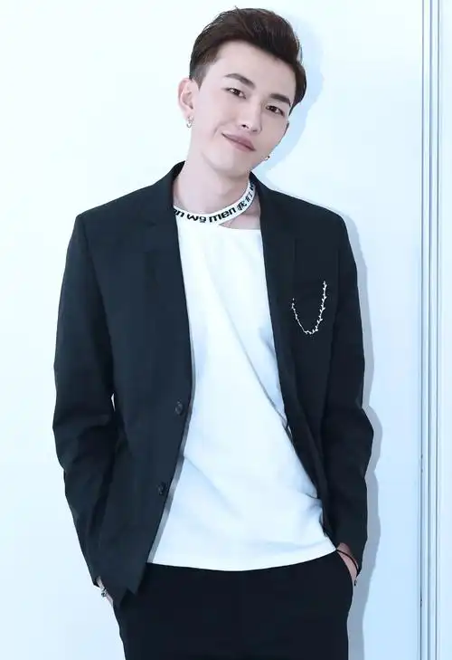 孔垂楠深色西服帅气图片